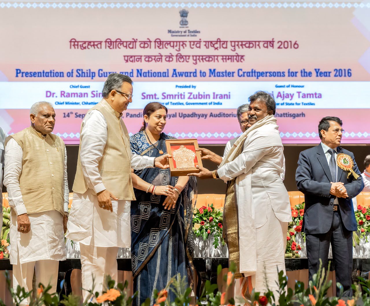 Sthapathy R. Ravindran receiving the National Award 2016 from Smt. Smriti Zubin Irani, Union Minister of Textiles