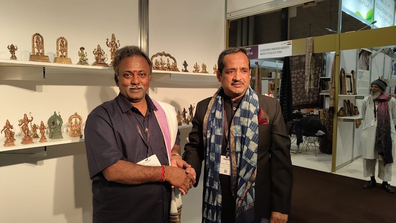 Studio Visits — International visitors at Navajeevan Metal Sculptors (1)