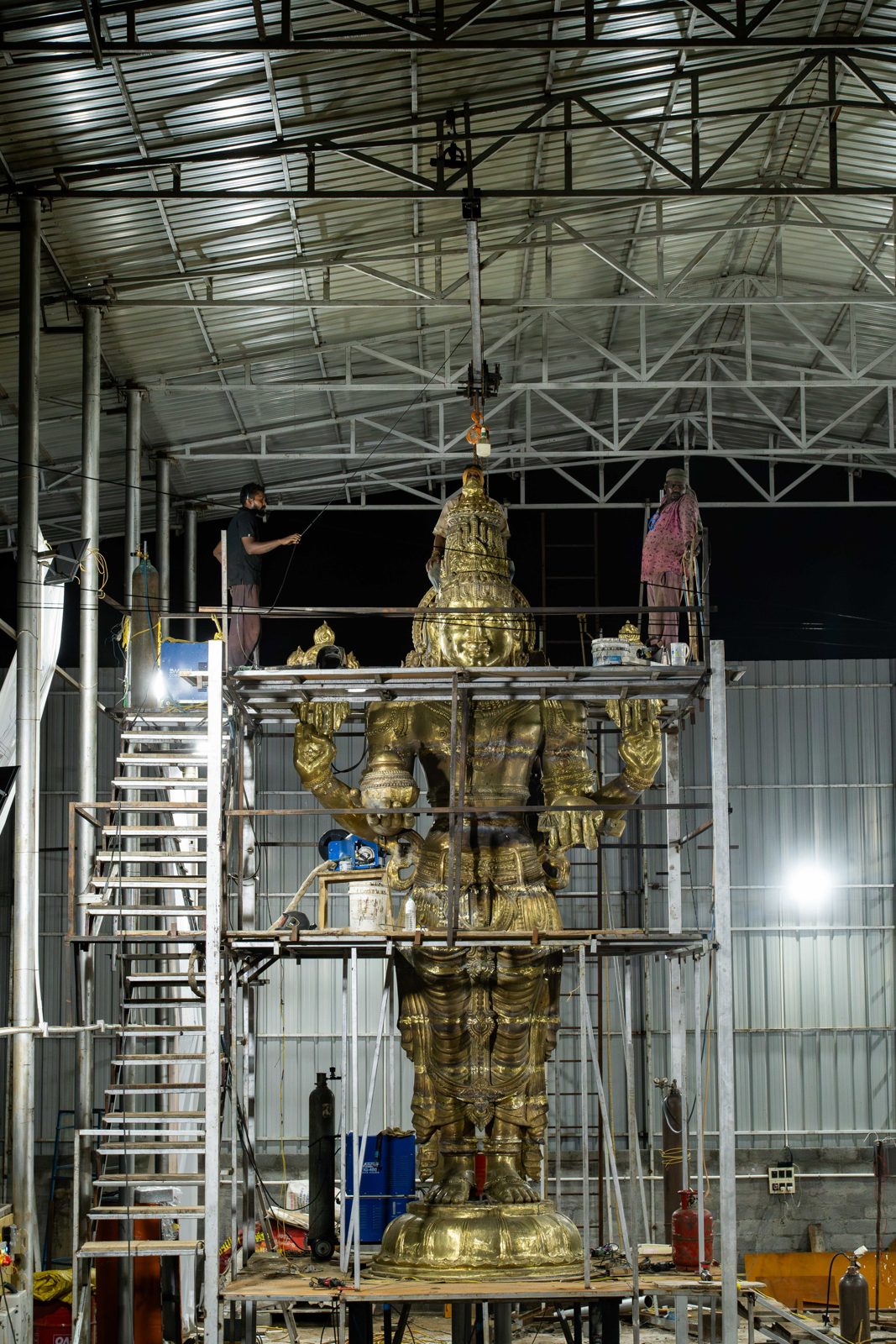 Dhanvantari Bhagavan — 21.5 ft single-piece deity, Sathya Sai Multi-Specialty Hospital (1)